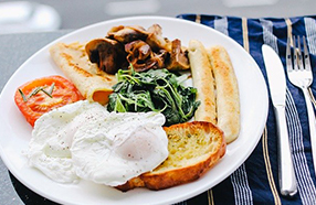 BReakfast with eggs, sausages and tomato